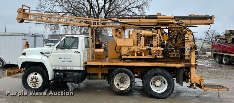 image for item NN9366 1990 Ford F800 drilling rig truck