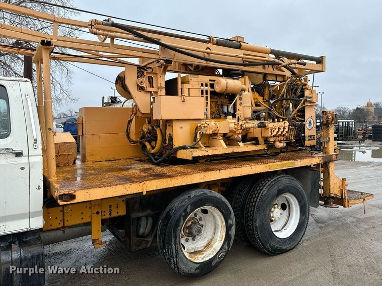 image for item NN9366 1990 Ford F800 drilling rig truck