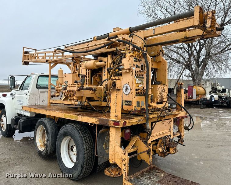 image for item NN9366 1990 Ford F800 drilling rig truck