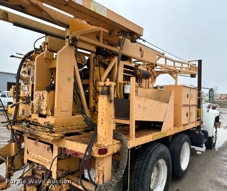 image for item NN9366 1990 Ford F800 drilling rig truck