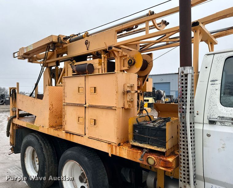 image for item NN9366 1990 Ford F800 drilling rig truck