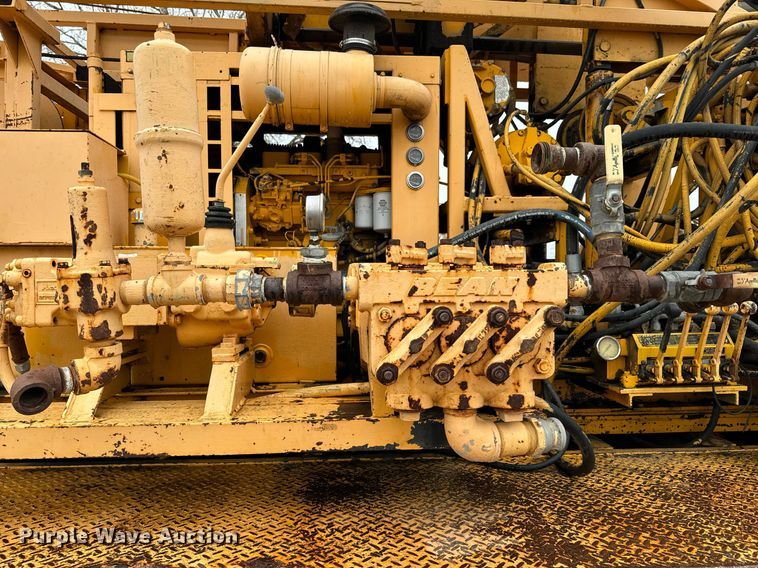 image for item NN9366 1990 Ford F800 drilling rig truck