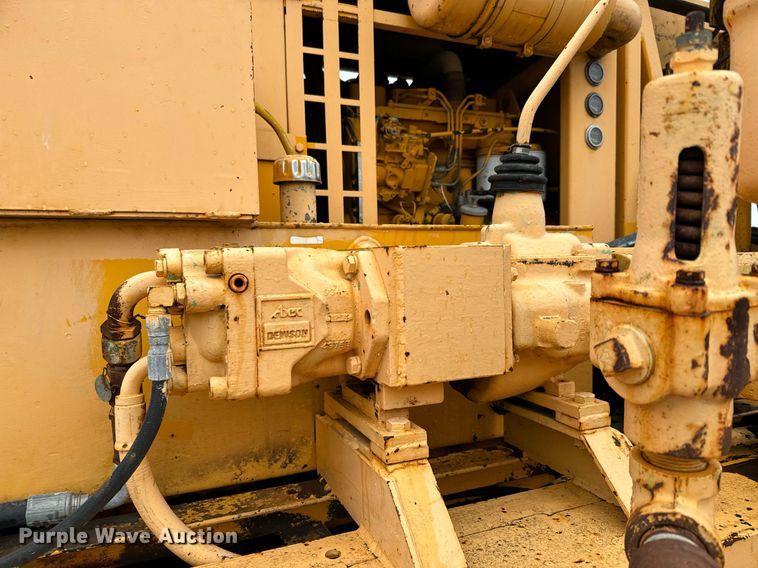 image for item NN9366 1990 Ford F800 drilling rig truck