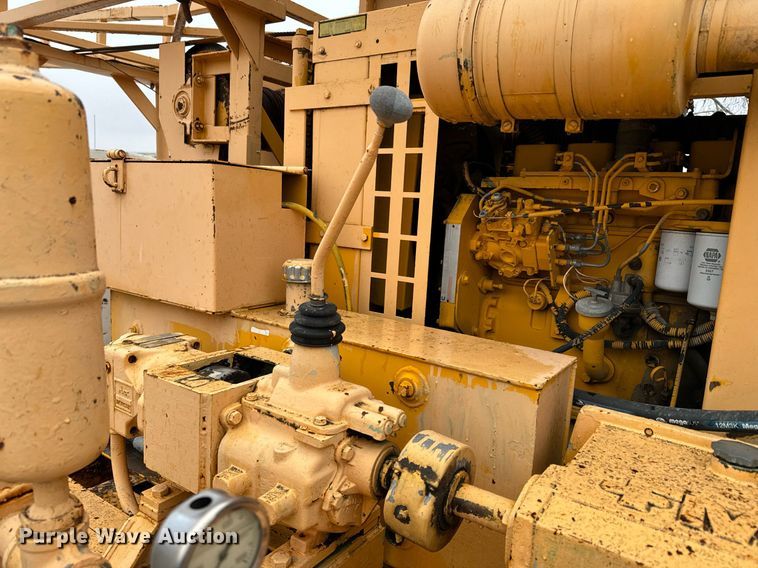 image for item NN9366 1990 Ford F800 drilling rig truck