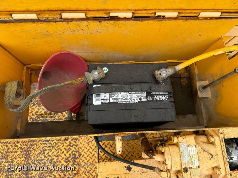 image for item NN9366 1990 Ford F800 drilling rig truck