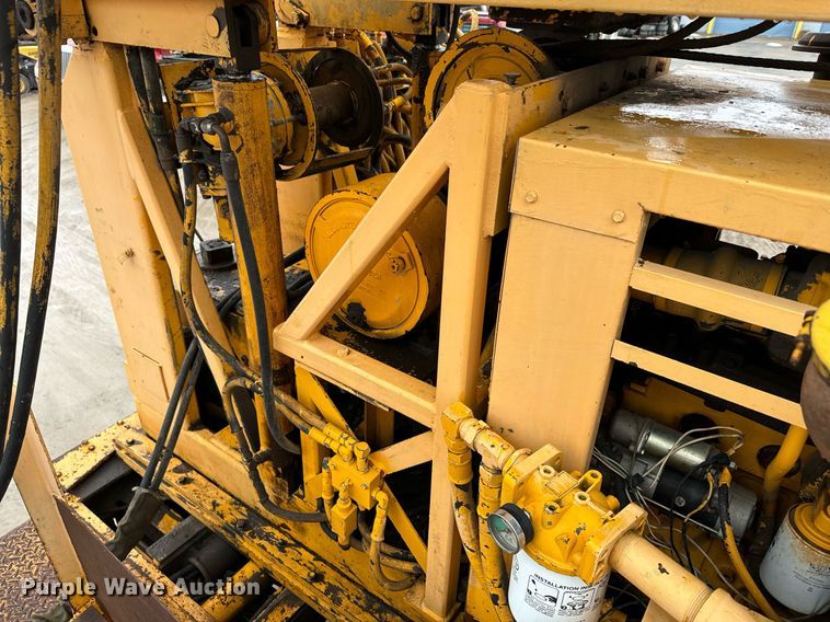 image for item NN9366 1990 Ford F800 drilling rig truck