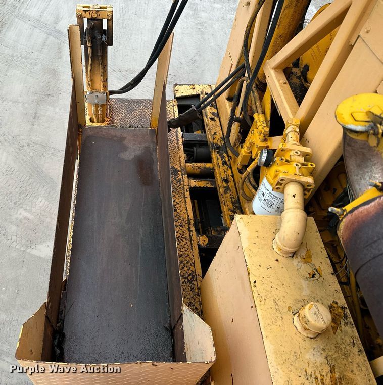 image for item NN9366 1990 Ford F800 drilling rig truck