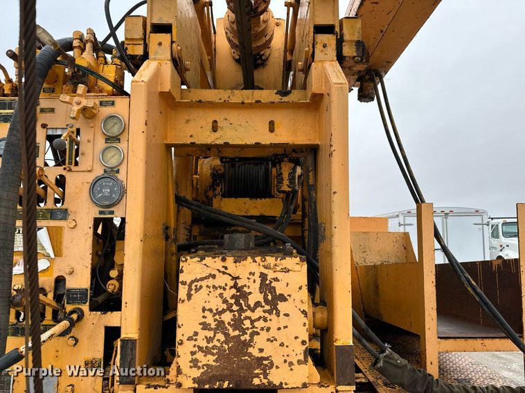 image for item NN9366 1990 Ford F800 drilling rig truck