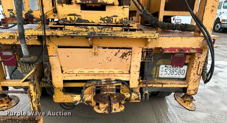 image for item NN9366 1990 Ford F800 drilling rig truck