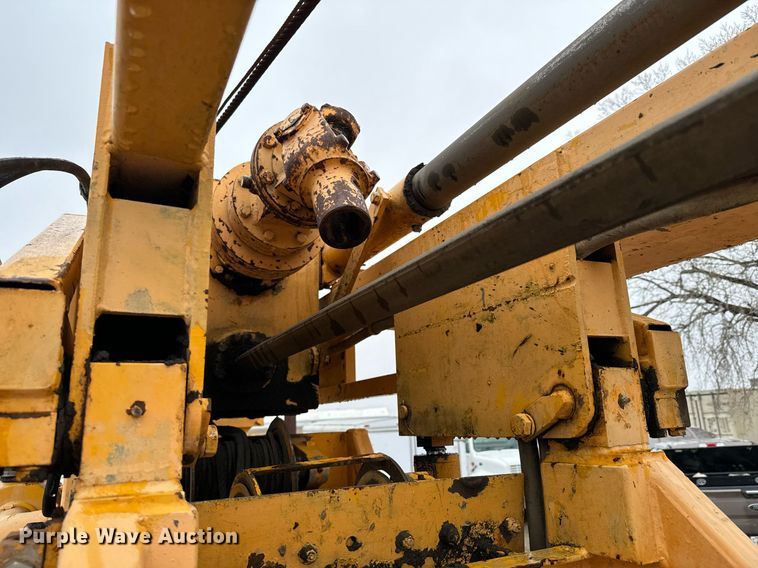 image for item NN9366 1990 Ford F800 drilling rig truck