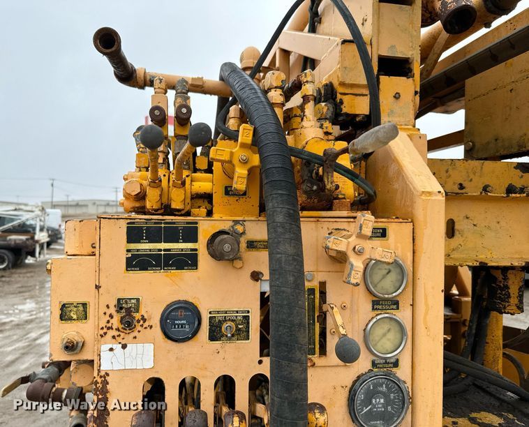 image for item NN9366 1990 Ford F800 drilling rig truck