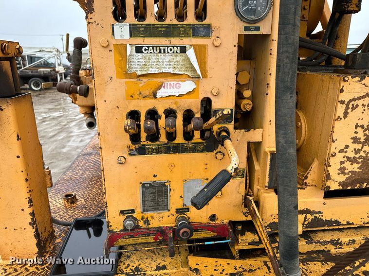 image for item NN9366 1990 Ford F800 drilling rig truck