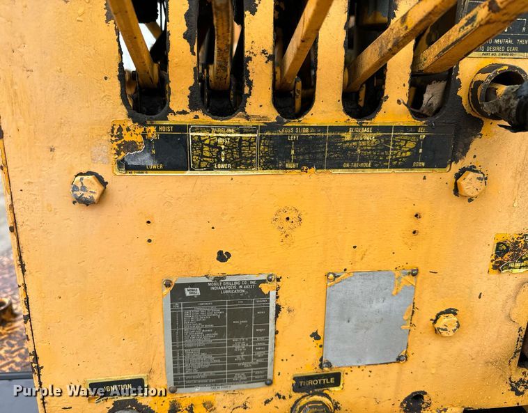 image for item NN9366 1990 Ford F800 drilling rig truck