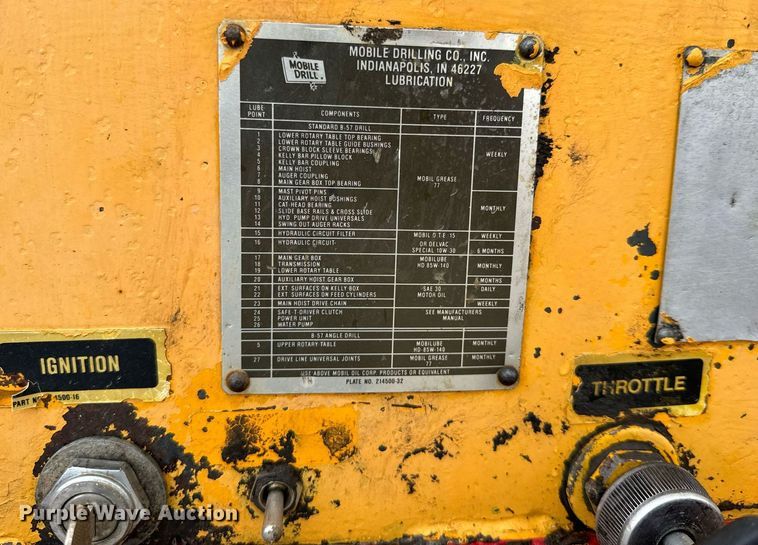 image for item NN9366 1990 Ford F800 drilling rig truck