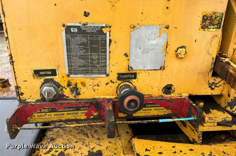 image for item NN9366 1990 Ford F800 drilling rig truck