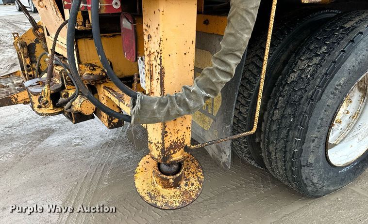 image for item NN9366 1990 Ford F800 drilling rig truck