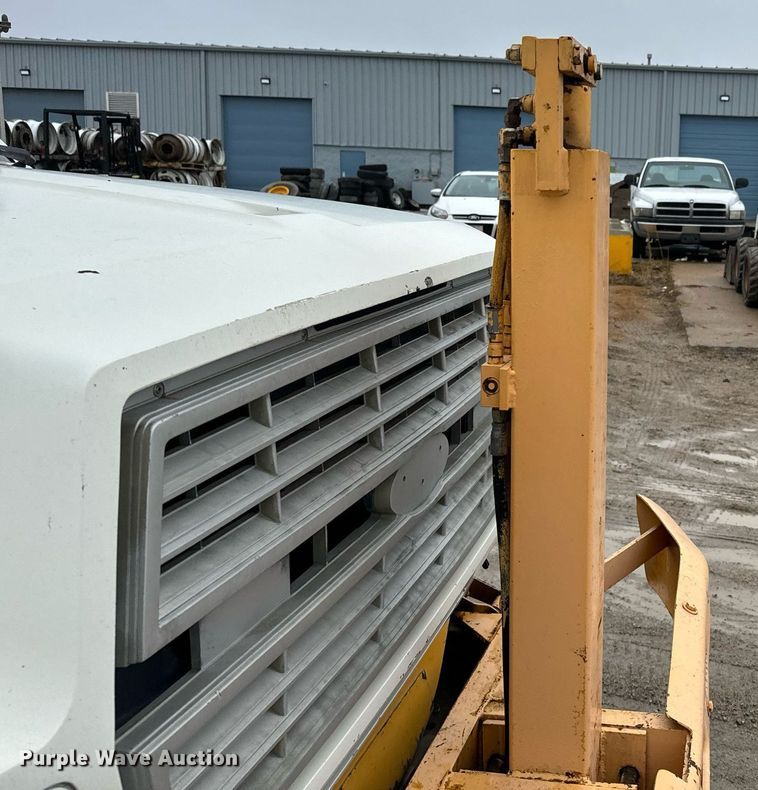 image for item NN9366 1990 Ford F800 drilling rig truck