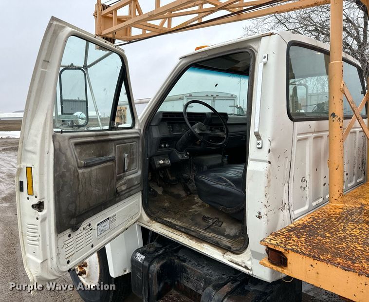 image for item NN9366 1990 Ford F800 drilling rig truck