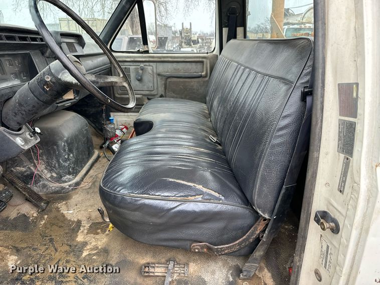 image for item NN9366 1990 Ford F800 drilling rig truck