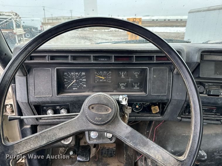 image for item NN9366 1990 Ford F800 drilling rig truck