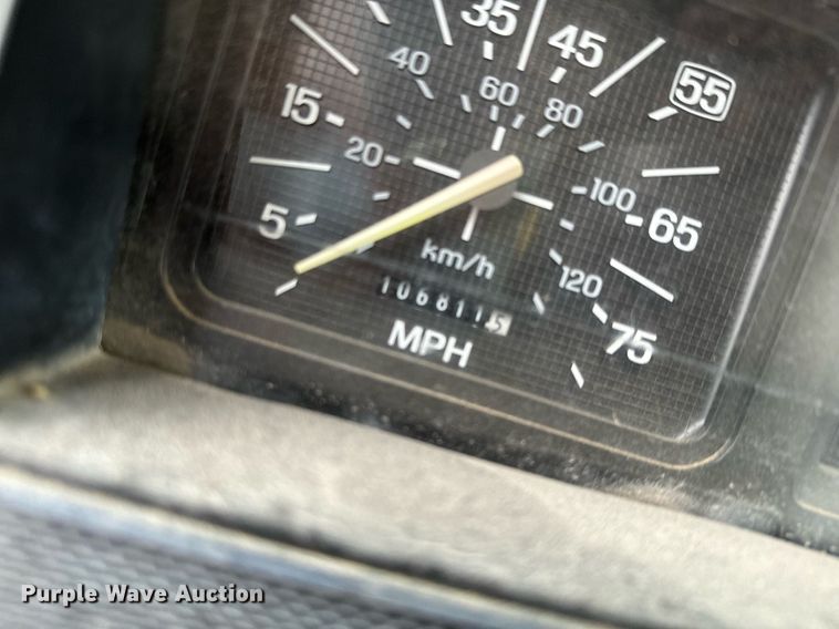 image for item NN9366 1990 Ford F800 drilling rig truck