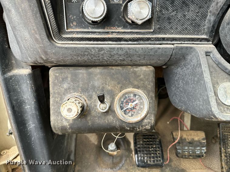 image for item NN9366 1990 Ford F800 drilling rig truck