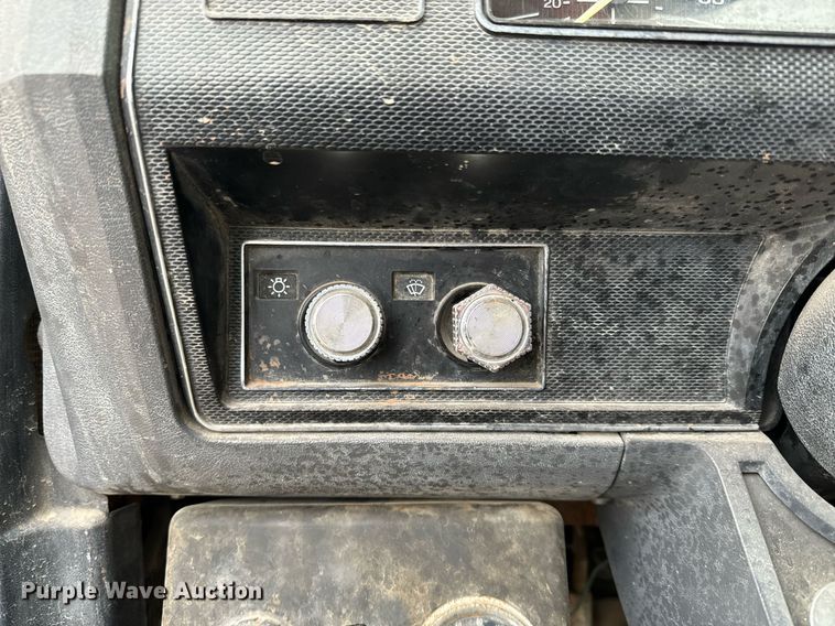 image for item NN9366 1990 Ford F800 drilling rig truck