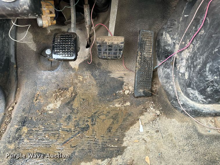 image for item NN9366 1990 Ford F800 drilling rig truck