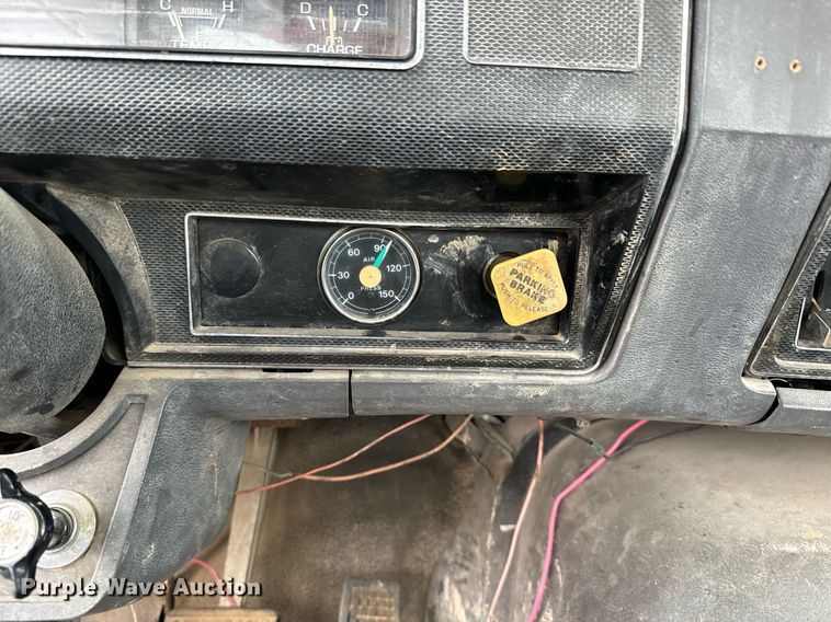 image for item NN9366 1990 Ford F800 drilling rig truck