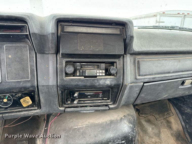 image for item NN9366 1990 Ford F800 drilling rig truck