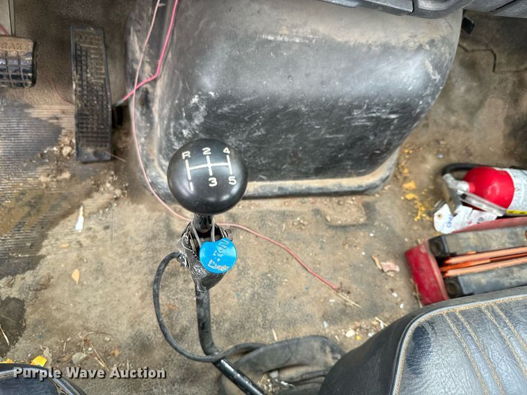 image for item NN9366 1990 Ford F800 drilling rig truck