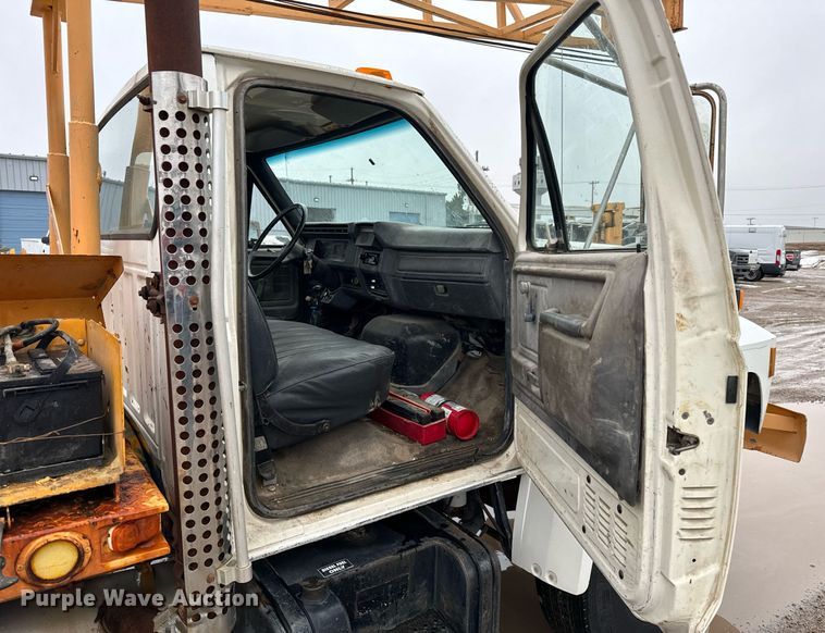 image for item NN9366 1990 Ford F800 drilling rig truck