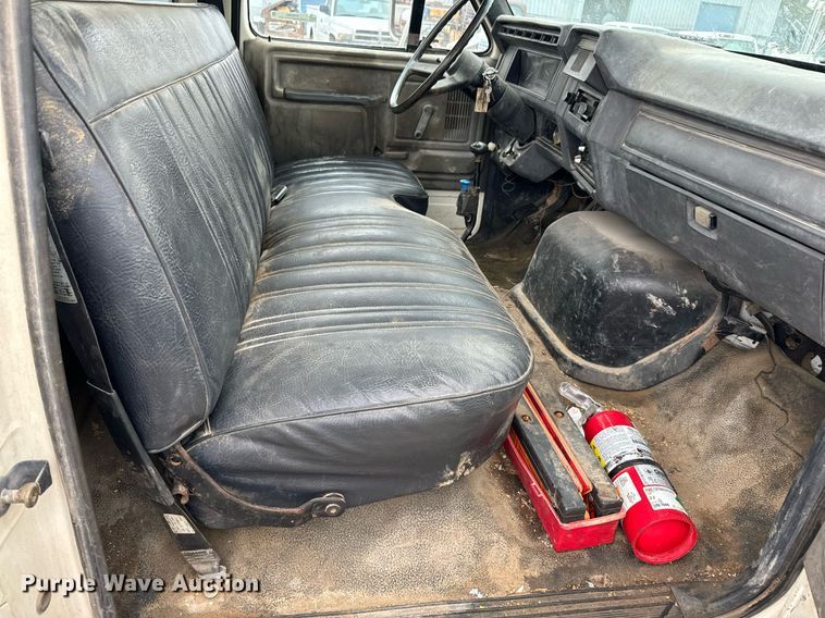 image for item NN9366 1990 Ford F800 drilling rig truck