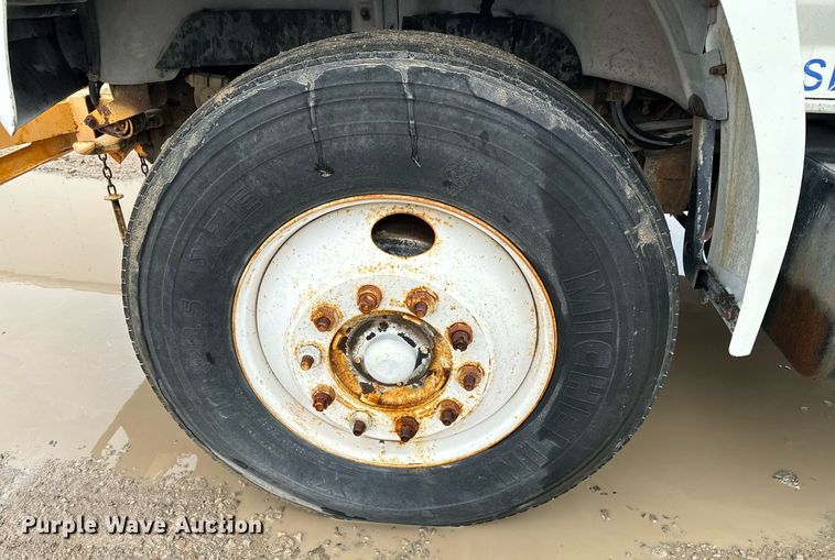 image for item NN9366 1990 Ford F800 drilling rig truck