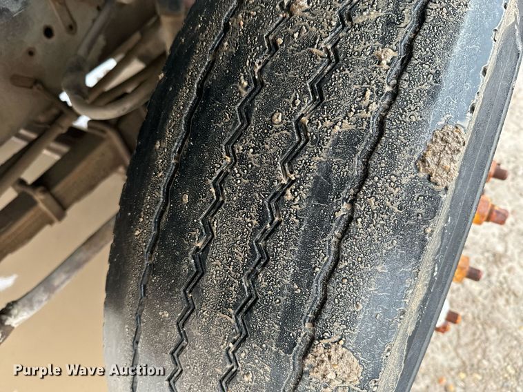 image for item NN9366 1990 Ford F800 drilling rig truck