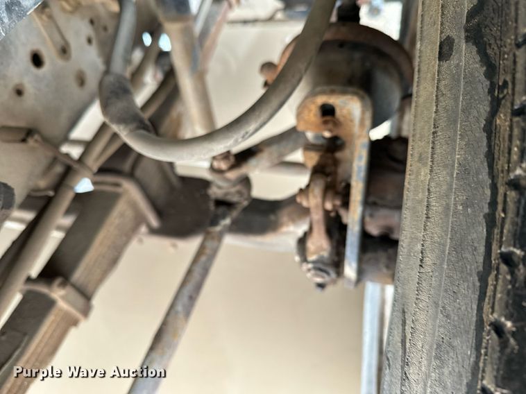 image for item NN9366 1990 Ford F800 drilling rig truck