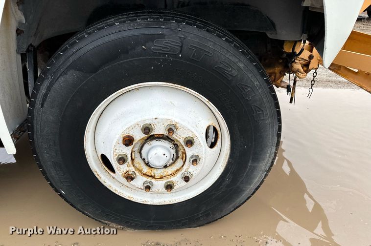 image for item NN9366 1990 Ford F800 drilling rig truck