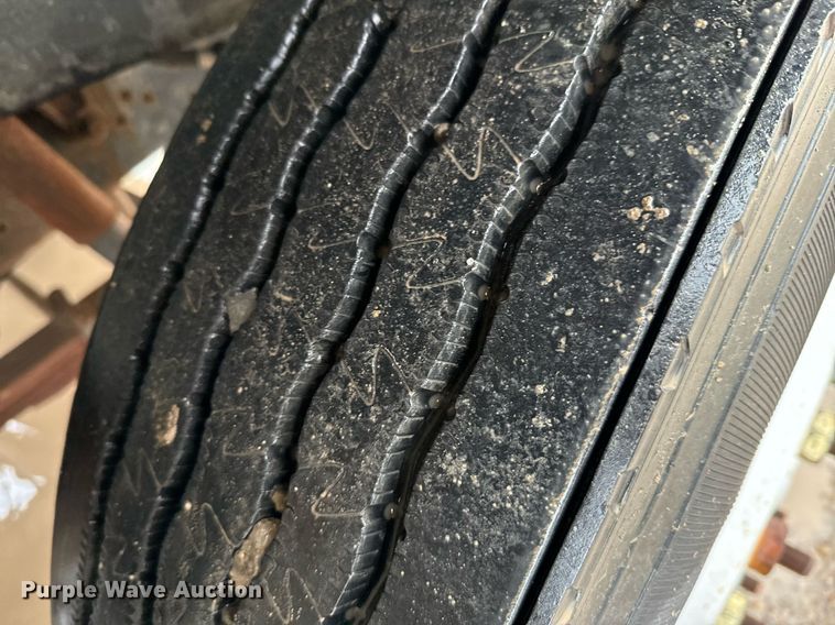 image for item NN9366 1990 Ford F800 drilling rig truck