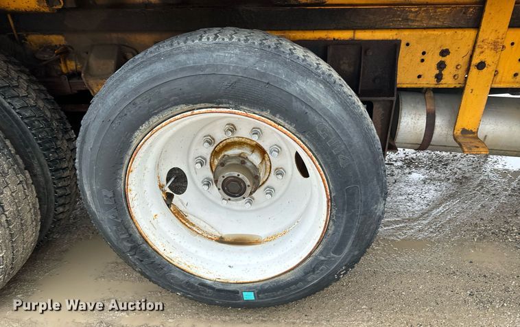 image for item NN9366 1990 Ford F800 drilling rig truck