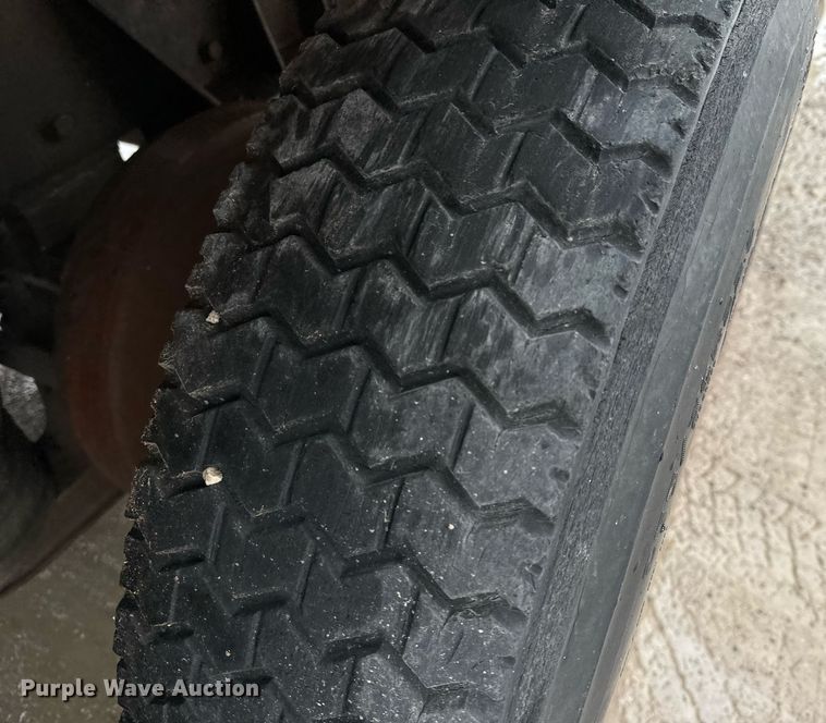 image for item NN9366 1990 Ford F800 drilling rig truck