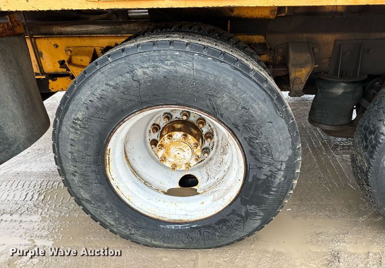 image for item NN9366 1990 Ford F800 drilling rig truck