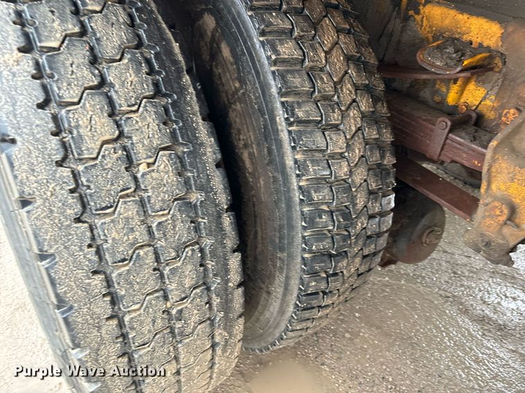 image for item NN9366 1990 Ford F800 drilling rig truck