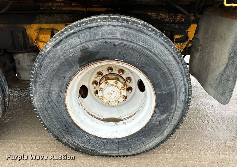 image for item NN9366 1990 Ford F800 drilling rig truck