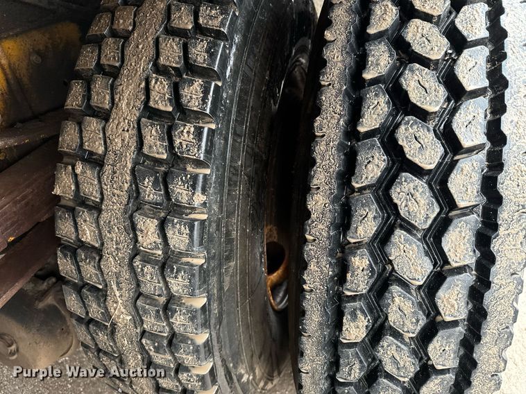 image for item NN9366 1990 Ford F800 drilling rig truck