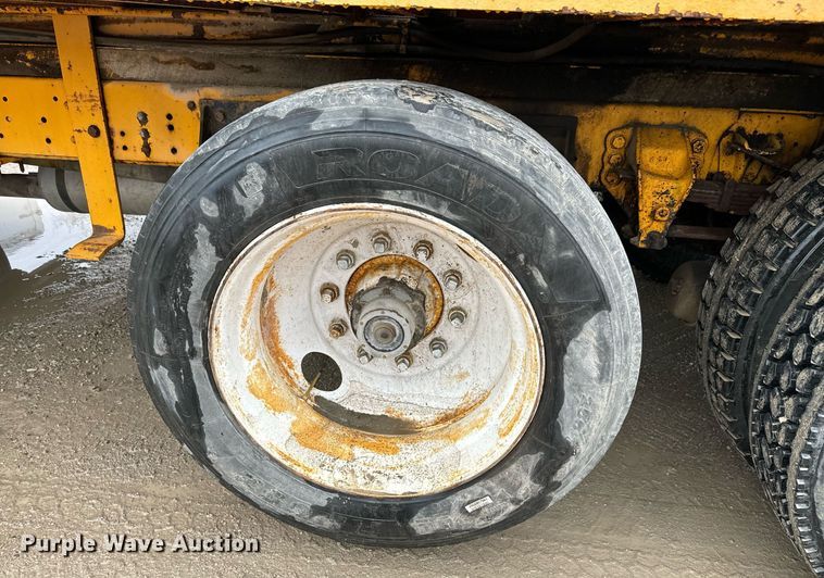 image for item NN9366 1990 Ford F800 drilling rig truck