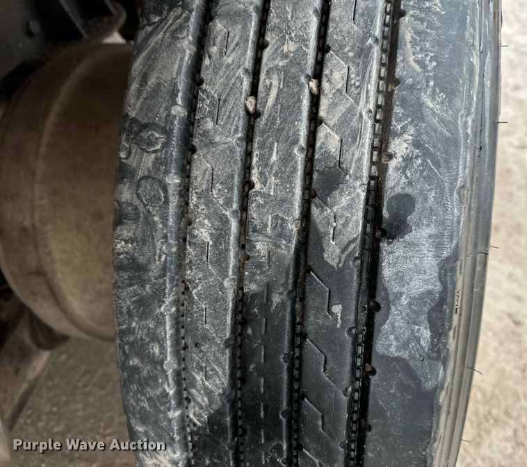 image for item NN9366 1990 Ford F800 drilling rig truck