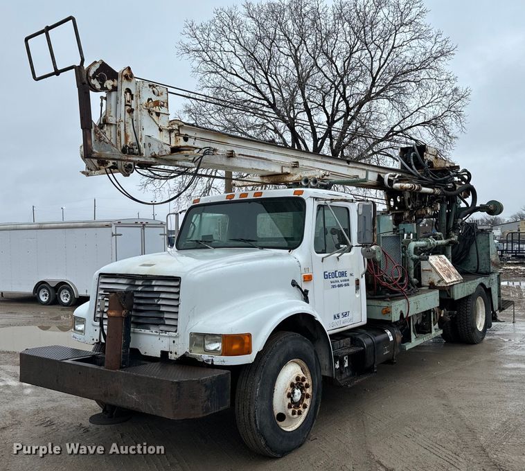 image for item NN9367 1990 International  4900 drilling rig truck