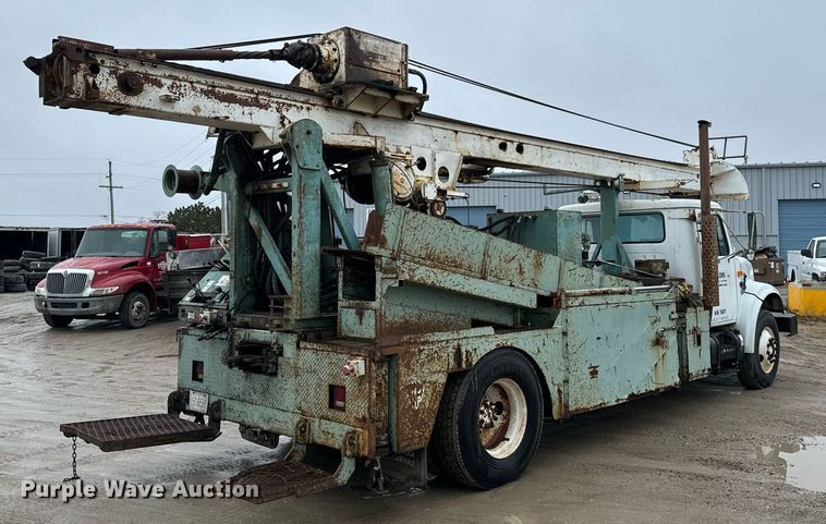 image for item NN9367 1990 International  4900 drilling rig truck