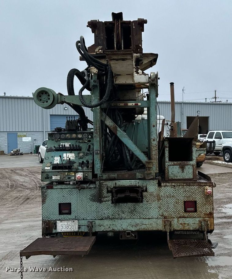 image for item NN9367 1990 International  4900 drilling rig truck