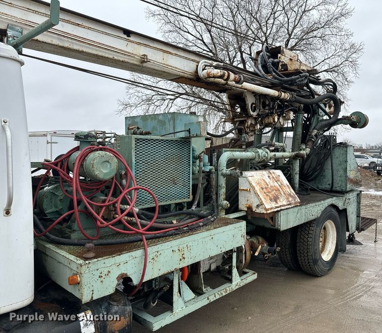 image for item NN9367 1990 International  4900 drilling rig truck